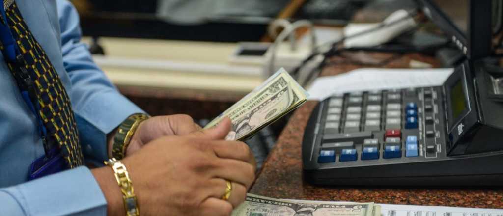 El dólar blue sube y se vende a $534 después de las medidas del Gobierno