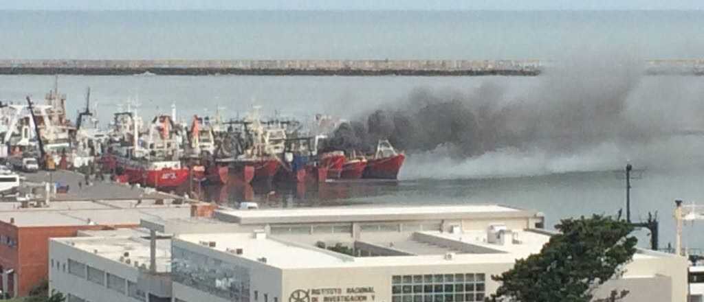 Se incendió un buque pesquero en Mar del Plata