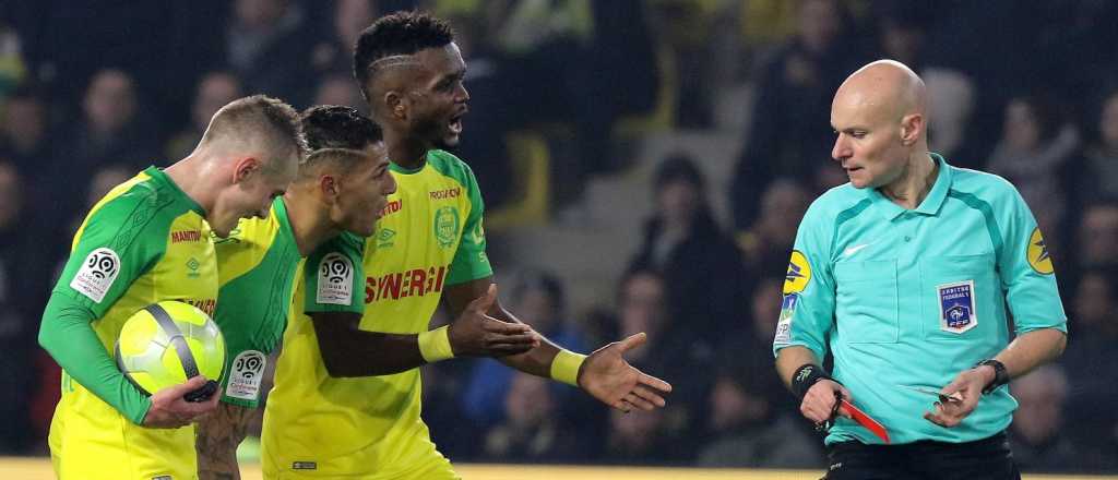 Suspendieron al &aacute;rbitro franc&eacute;s que agredi&oacute; un jugador