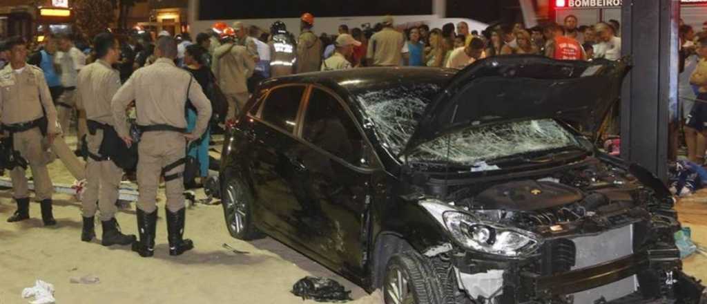 Un auto atropelló a 15 personas en Brasil