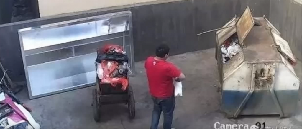 Video: tiró a su bebé a la basura porque pensó que estaba enferma