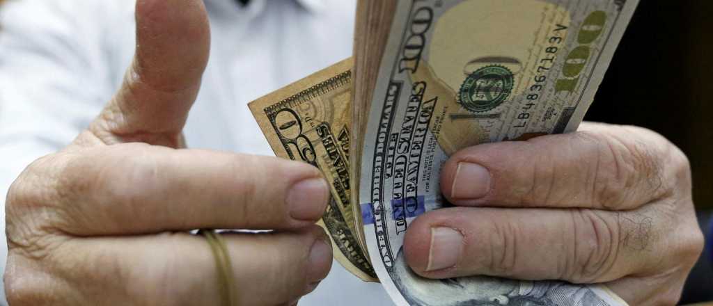 El dólar subió 62 centavos en la semana, pero controló la inestabilidad