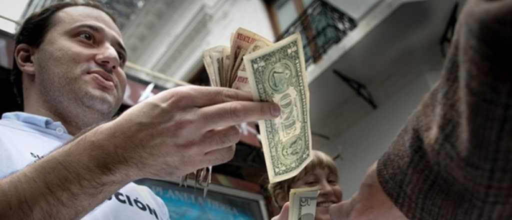 El dólar blue cerró estable y subió el financiero