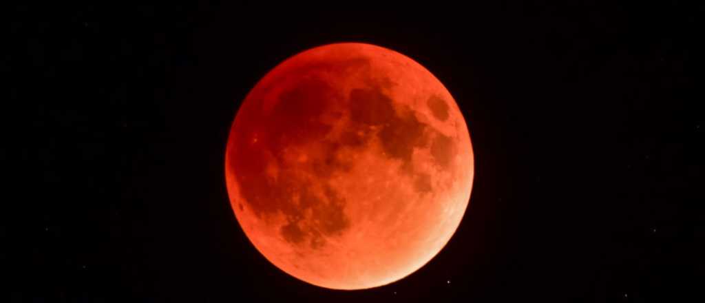 La Luna Roja sigue hipnotizando a los terrícolas