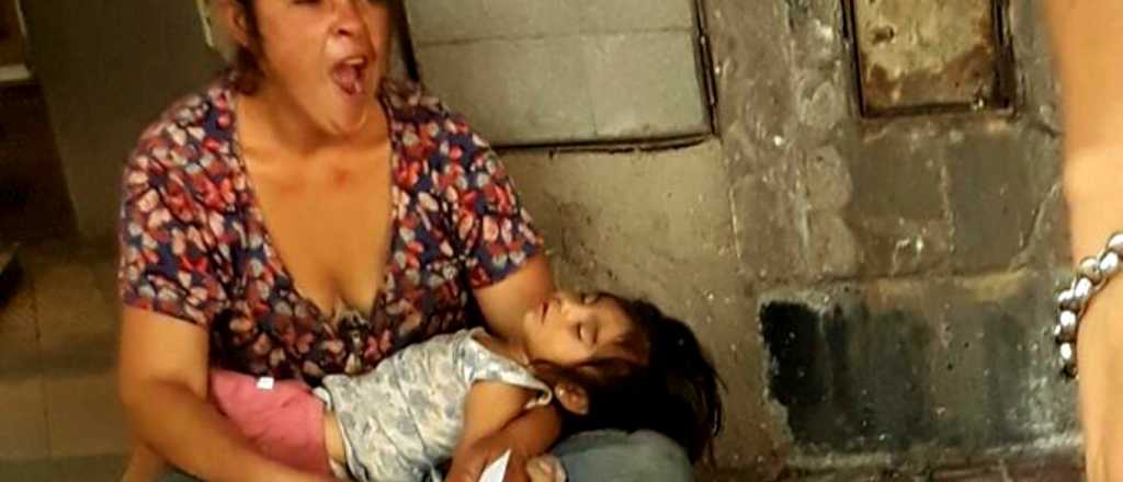 Indignación con una madre por pedir limosnas con su beba en el Centro