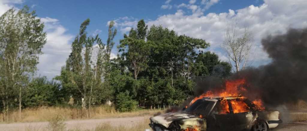 Manejaba borracho, choc&oacute; contra un &aacute;rbol en Lavalle y se incendi&oacute; su auto