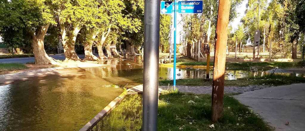 Quejas de vecinos de Las Heras por calles inundadas