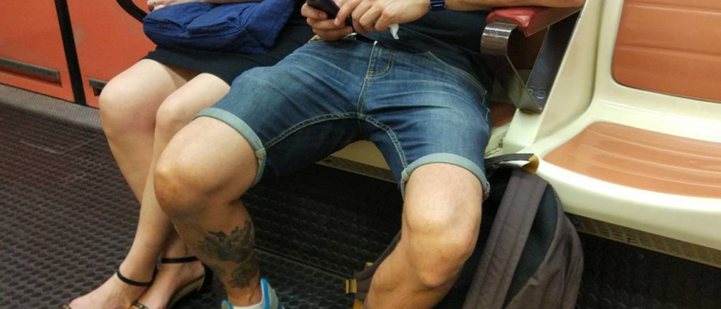 "Manspreading" y "Mansplaning": incómodos detalles masculinos