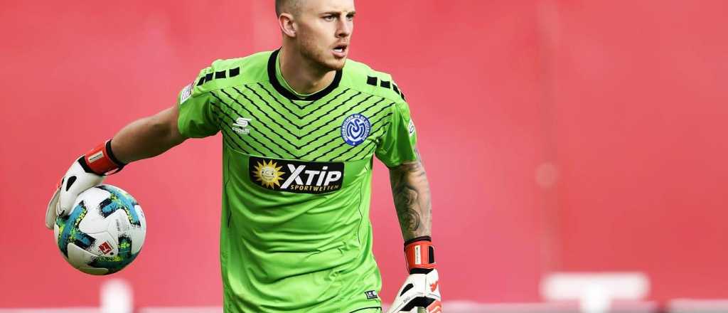 El arquero más colgado del mundo: le hicieron un gol por tomar agua