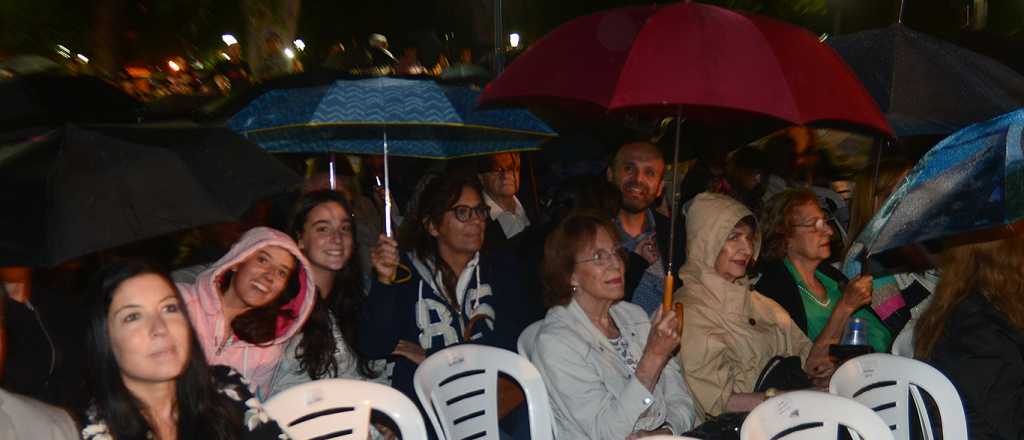 Los vecinos de Capital desfilaron con coloridos paraguas
