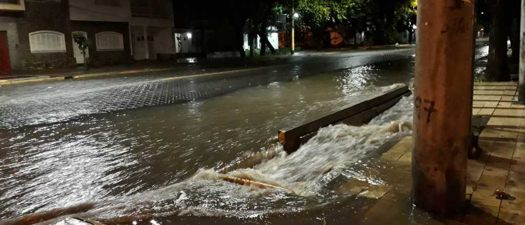 Tormenta en Mendoza: calles inundadas, cortes de luz y semáforos sin andar