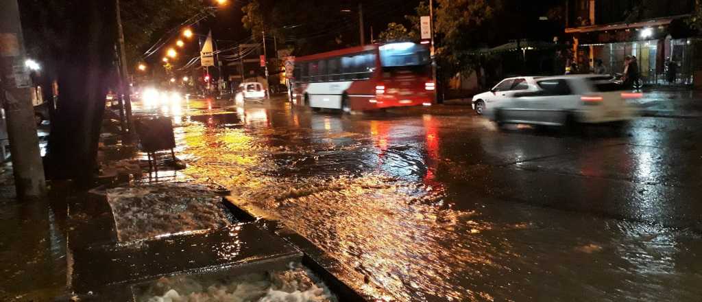 Video: la esquina de Buenos Aires y San Mart&iacute;n amaneci&oacute; inundada