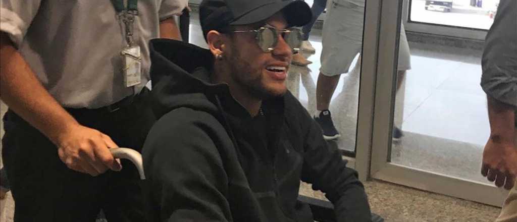 Neymar llegó a Brasil en silla de ruedas y el médico llevó más preocupación