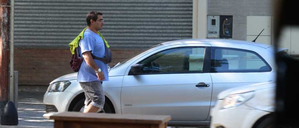 Un tarjetero encontr&oacute; 30 mil pesos en la plaza Godoy Cruz y lo devolvi&oacute;