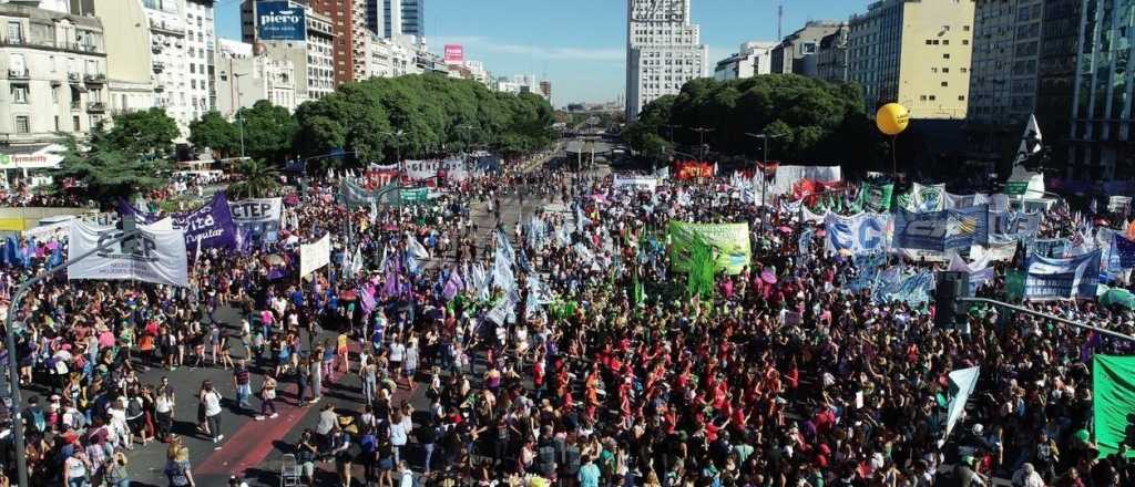 Multitudinaria marcha por el #8M en Capital Federal