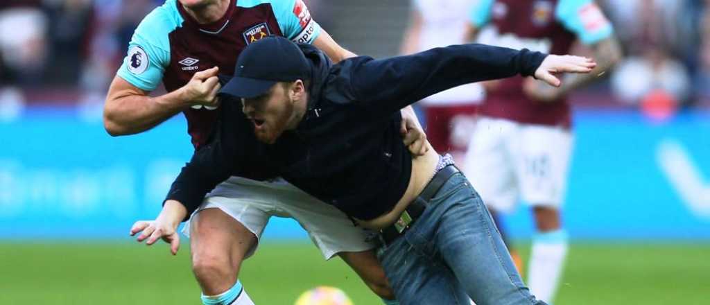 Como River en el 2011, hinchas ingleses increparon a sus jugadores en la cancha