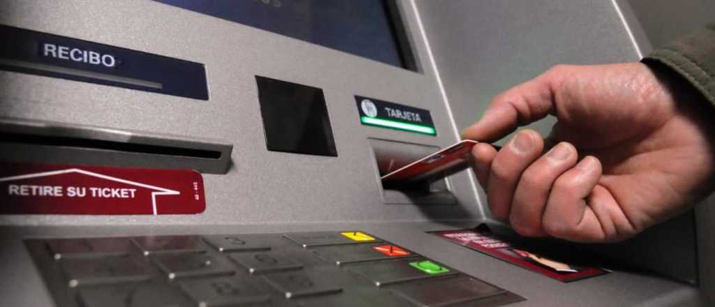 Vuelven a cobrar comisiones por operar en cajeros automáticos