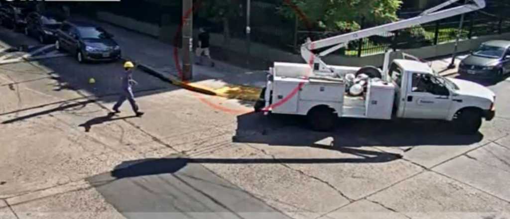 Video: llegaba tarde, se subi&oacute; a una gr&uacute;a  y casi mata a un operario