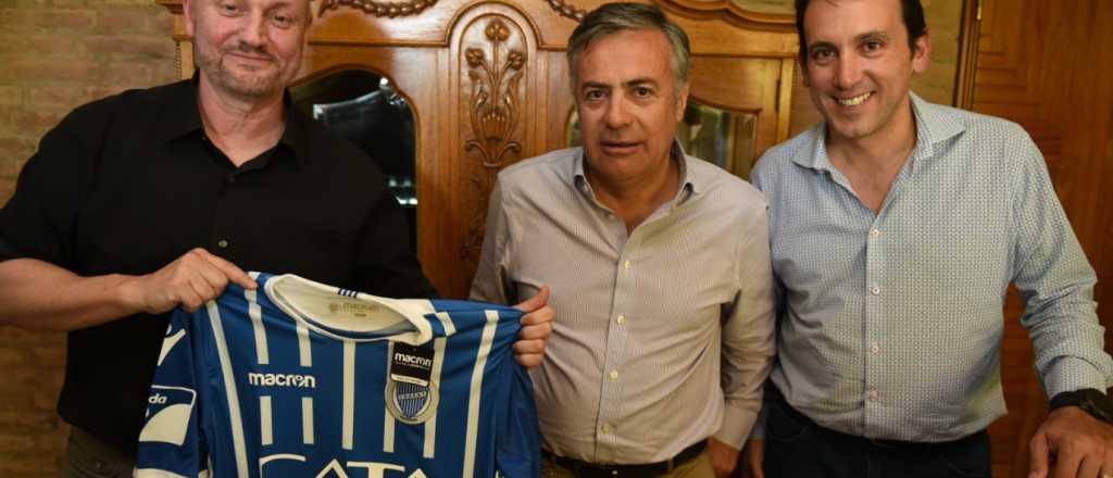 El director de cine Campanella recibi&oacute;de regalo la camiseta del Tomba