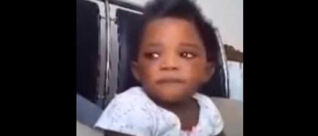 El escandaloso video de un bebé de un año fumando marihuana