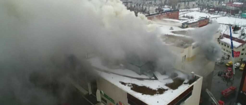 Al menos 37 personas murieron al incendiarse un shopping en Rusia
