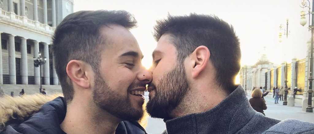 Instagram restituyó la foto de la pareja gay