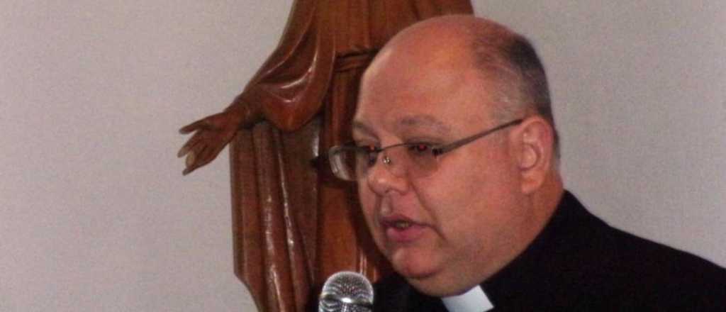 Habl&oacute; el cura que le peg&oacute; una patada a una joven: �Fue igual que correr una silla"