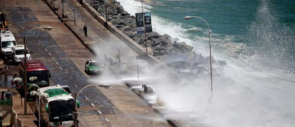 Alerta de marejadas con olas de 3 metros en Chile