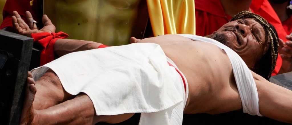 Hombres se crucificaron en Filipinas para conmemorar el Viernes Santo