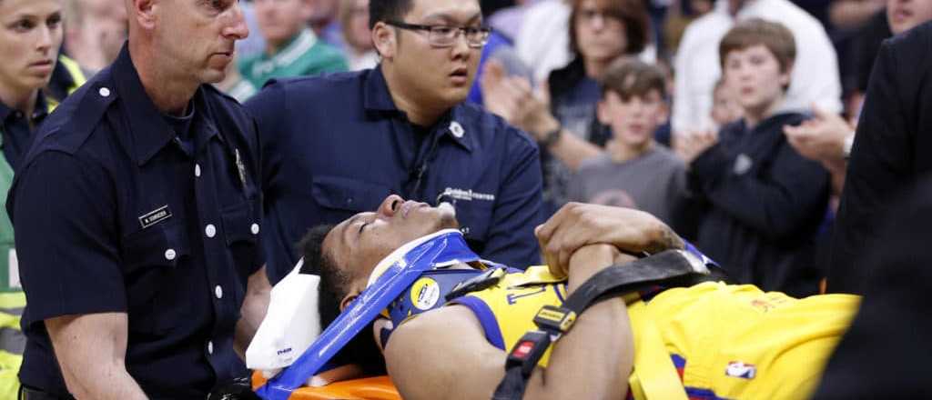 Cayó sobre su espalda: estremecedora lesión de un jugador de la NBA