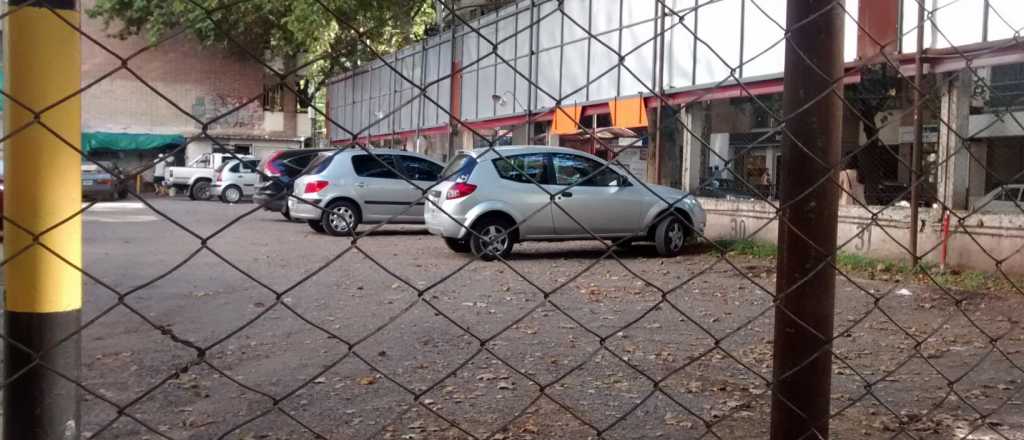 ¿Qué hay que saber al dejar el auto en una playa de estacionamiento?