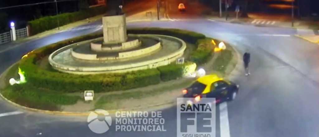 Video: un taxista atropelló de frente a un skater en Rosario