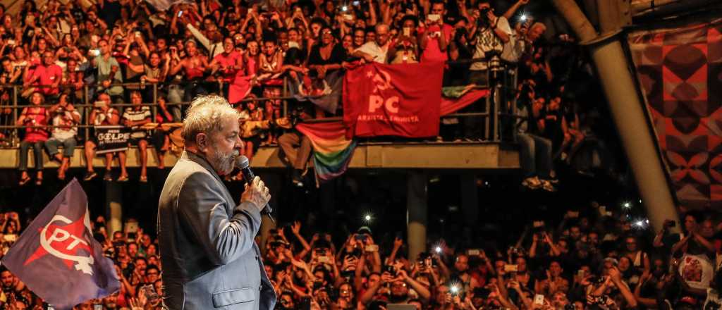 Lula pasó la noche en su ex sindicato, y hoy ingresaría a prisión