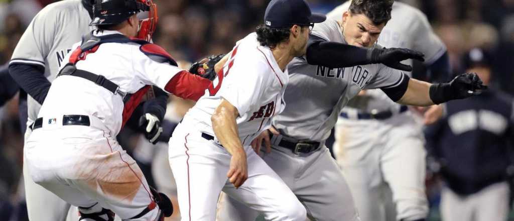 Impresionante batalla campal en un clásico de béisbol en EEUU