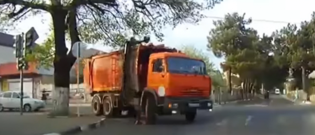 Video: la atropelló un camión y se levantó caminando como si nada