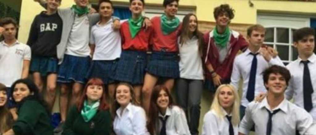 Alumnos de un colegio se vistieron con polleras en forma de protesta