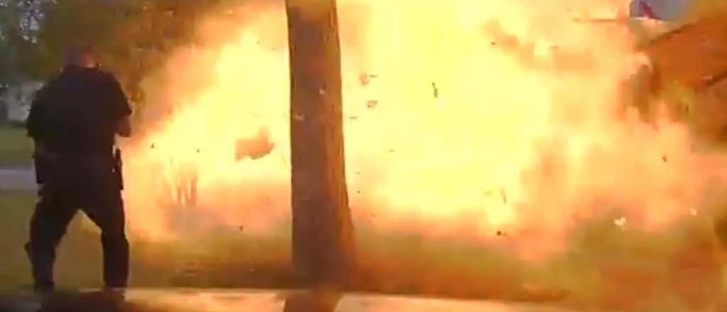 Video: un auto se incrustó en una casa y provocó una explosión