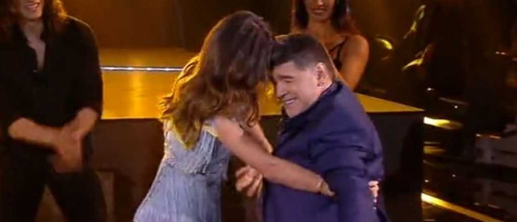 Video: Maradona bail&oacute; cumbia con Bel&eacute;n Rodr&iacute;guez en Italia