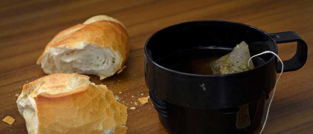 Pidió un yerbeado, cargó la batería de la computadora y le cobraron la electricidad