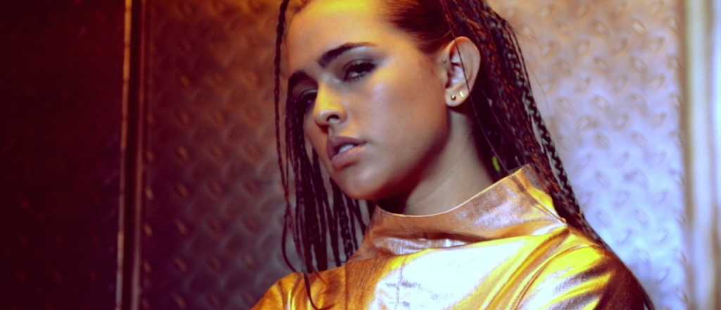 El desnudo de la hija de un famoso cantante para una revista