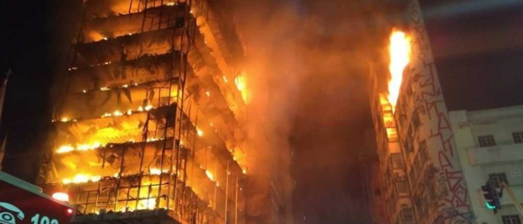 Un incendio devoró una torre de 26 pisos en San Pablo y se derrumbó