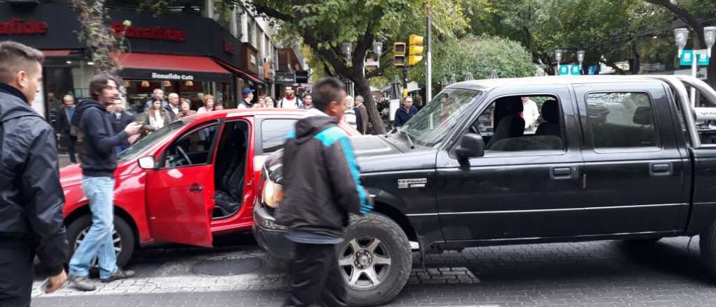 Choque en Peatonal y 9 de Julio entre un auto y una camioneta