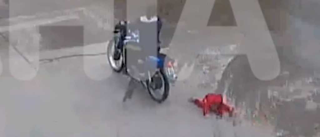 Video: una nena sin casco cayó de una moto y su madre ni se inmutó