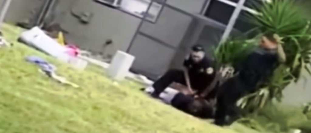 Video: un policía le pateó la cabeza a un detenido
