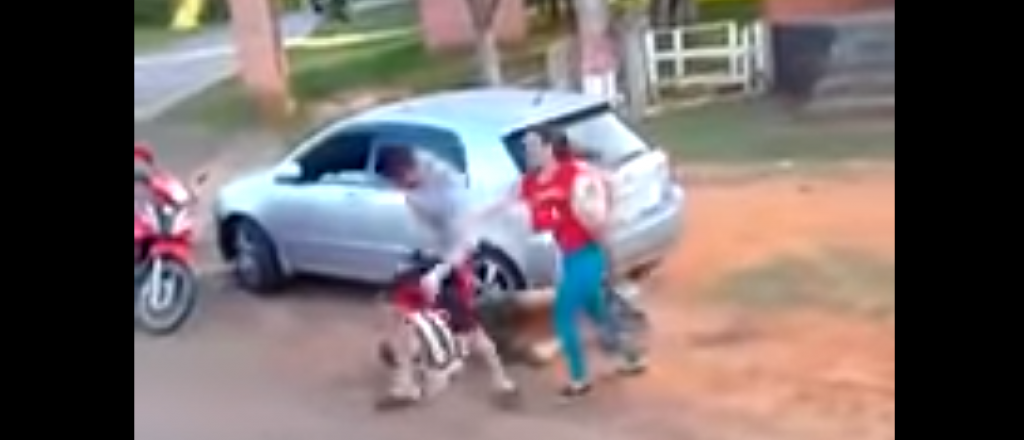 Video: le pegó a su suegro pensando que era un amante de su novia