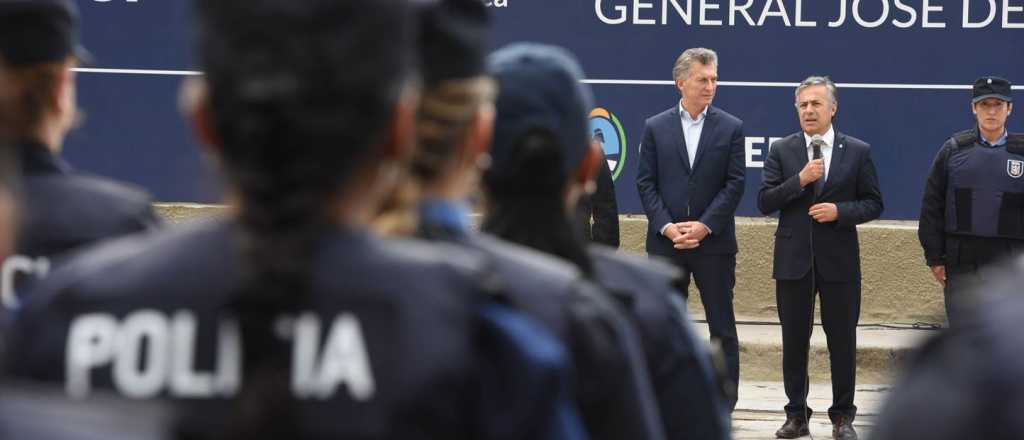 El Presidente entregó chalecos antibalas a la Policía de Mendoza