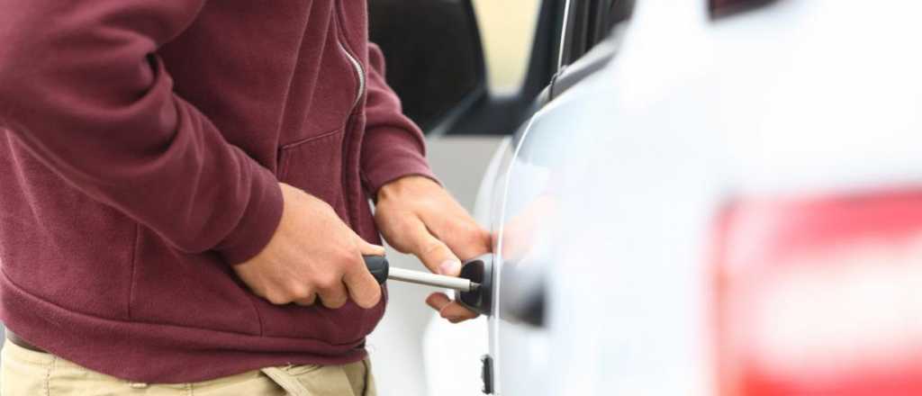 Le robaron un auto a una mujer en Guaymallén y lo hallaron en Las Heras