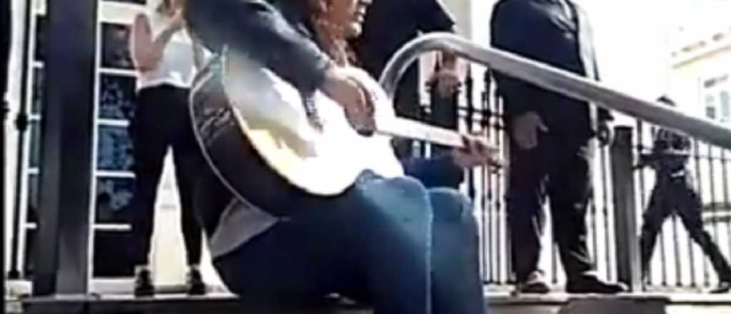 El líder de Megadeth dio un recital improvisado en Mendoza