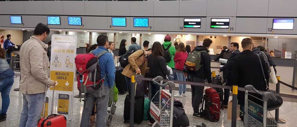 Aerolíneas suspendió todos los vuelos del próximo lunes