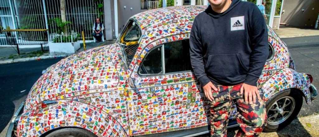 Sorpresa a un youtuber: le plotearon el auto con figuritas del Mundial